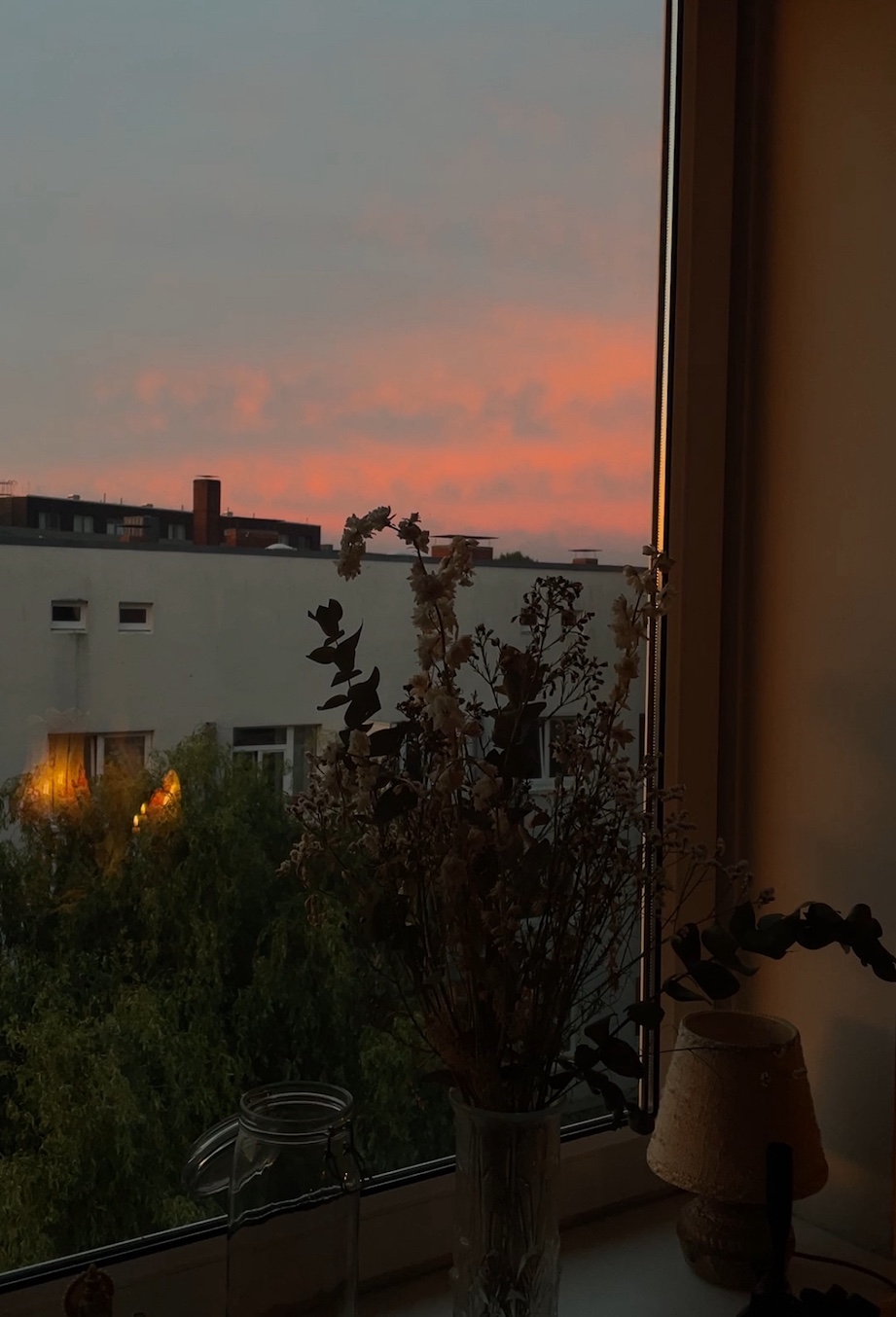 Für die Session brauchst du kein Vorwissen. Du wirst von mir so angeleitet, dass du innere Bilder und Gefühle wahrnehmen kannst. Vielmehr wirst du überrascht sein, wie viel du wahrnehmen kannst.